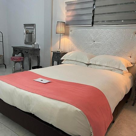 Sunbloom Beachfront Hotel And Restaurant Zambales Sinabacan Bagian luar foto