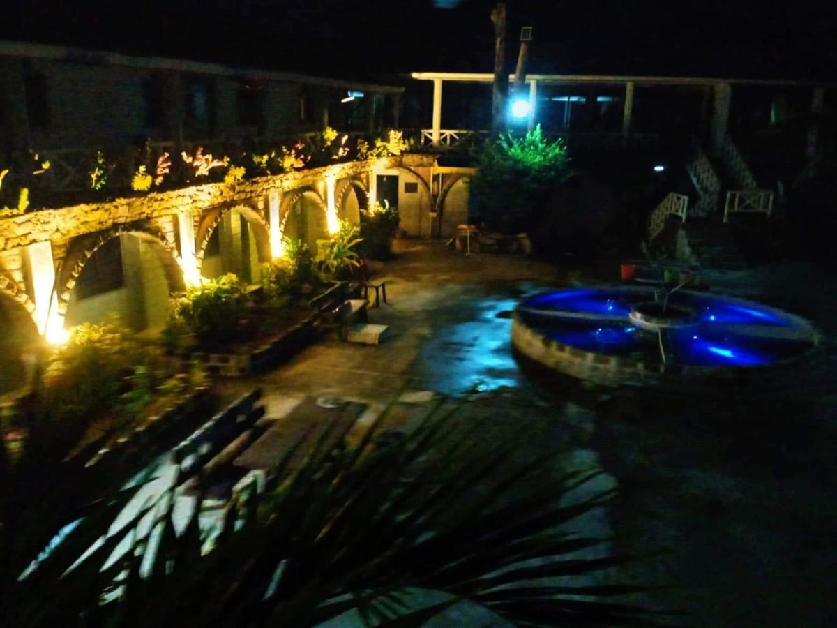 Sunbloom Beachfront Hotel And Restaurant Zambales Sinabacan Bagian luar foto
