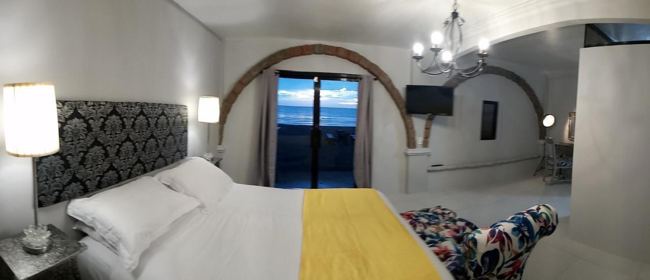 Sunbloom Beachfront Hotel And Restaurant Zambales Sinabacan Bagian luar foto